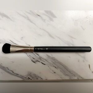 MAC 227 Large Fluff Brush - great condition